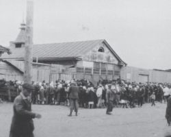Taken in Kharkiv in 1933, this photograph is from the Innitzer Collection. It shows what was known as a Torgsyn – state-run stores erected by the Soviet regime that functioned essentially like pawn shops. Ukrainians lined up at the torgsyn to trade what was left of their valuables (gold, foreign currency, anything else that had not previously been collected) in exchange for bread and other foodstuffs.